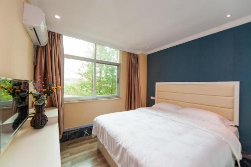Weiyi Hotel — hotel in Caidian