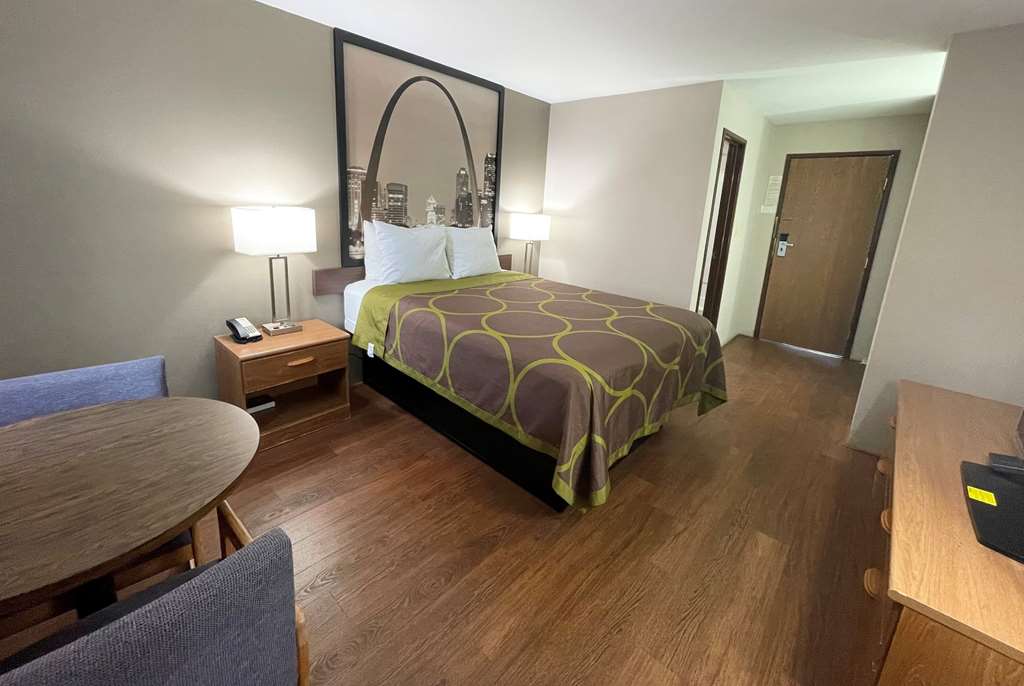 Super 8 by Wyndham Eureka Six Flags Nearby - photo 22