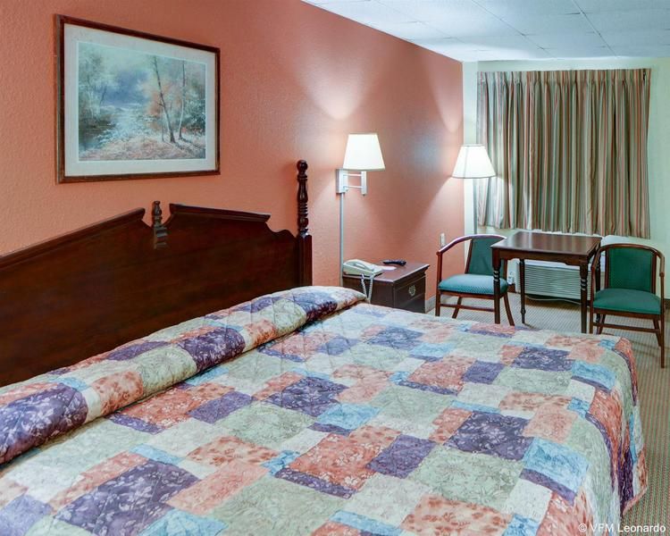 Econo Lodge Marshall - photo 4