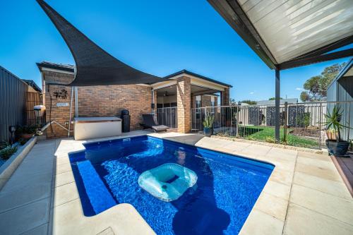 Sailors' Retreat 3BR Pool Beach Study — hotel in Largs