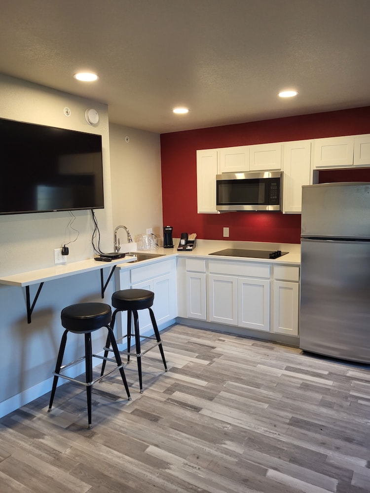 Red Fox Inn and Suites - photo 8