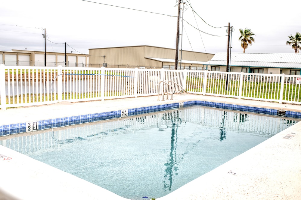 Captain Quarters Motel - photo 20