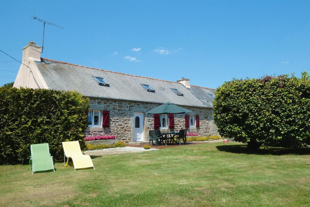 Holiday Home in Plogonnec Near Sandy Beaches — 4-Star Luxury Hotel in Plogonnec, France