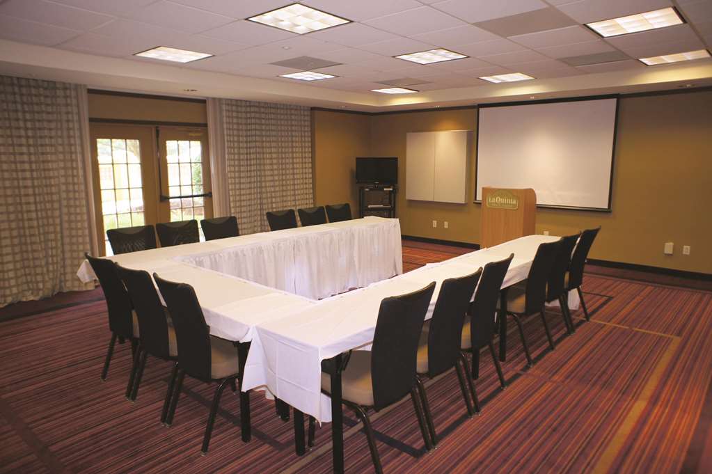 La Quinta Inn & Suites by Wyndham Raleigh Durham Southpoint - photo 33
