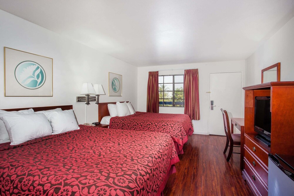 Days Inn by Wyndham Orange Anaheim - photo 9
