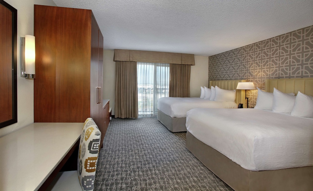 Embassy Suites by Hilton Anaheim North - photo 5