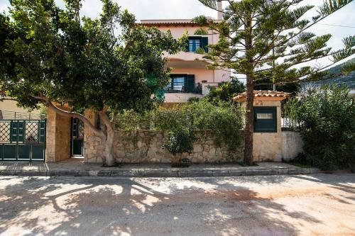 Family House in Nea Makri — 4-Star Luxury Hotel in Nea Makri, Greece