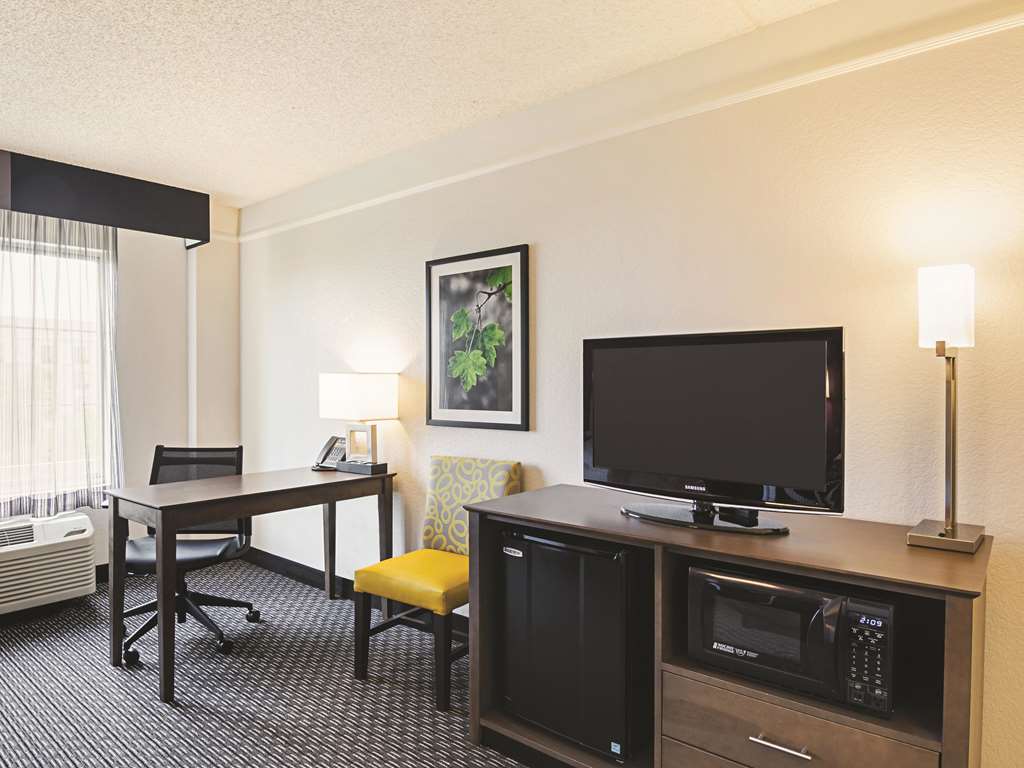 La Quinta Inn & Suites by Wyndham Denver Airport DIA - photo 15