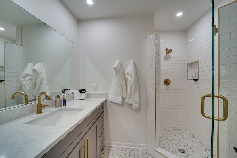 Well Appointed Tulsa Home with Fire Pit and Patio — 4-Star Luxury Hotel in Tulsa, United States