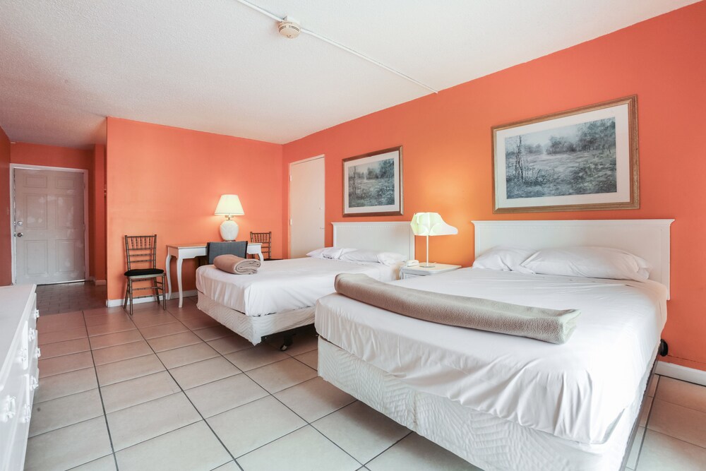 Camelot Waterfront Inn - photo 7