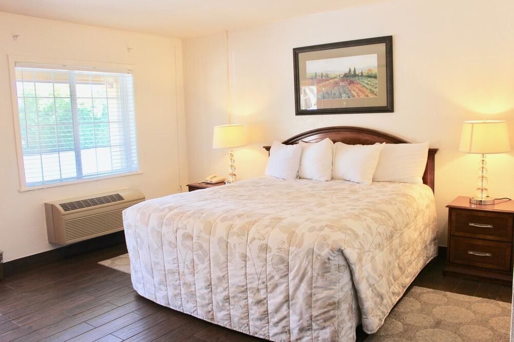 Vineyard Valley Inn — Cloverdale