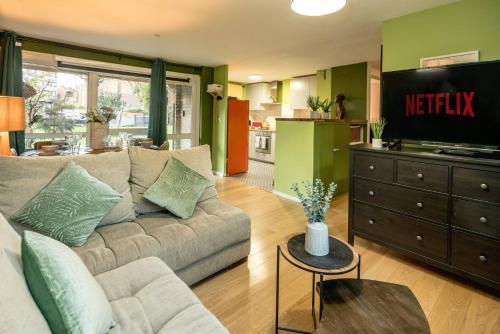 SPECIAL OFFERS Cosy London Bridge Apt near London Best Sights w Parking & near 3 Train Stations With Netflix & Games Sleeps 7 4BD — 4-Star Luxury Hotel in London, United Kingdom