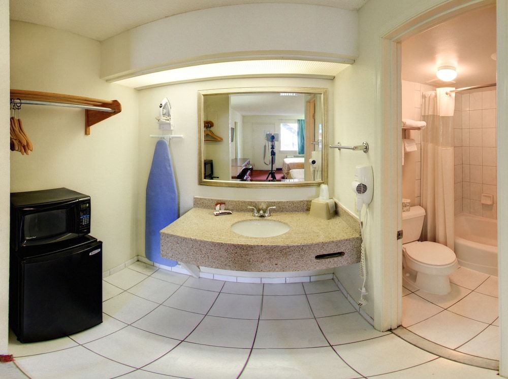 Econo Lodge Oyster Point - photo 11