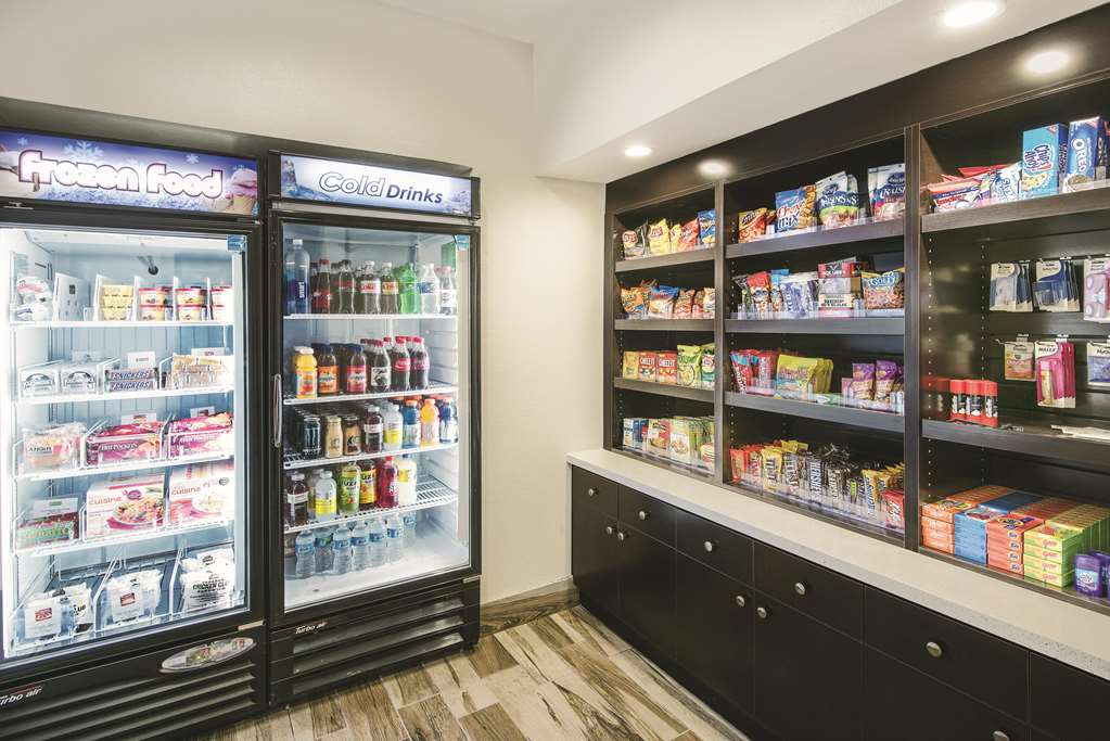 La Quinta Inn & Suites by Wyndham Karnes City Kenedy - photo 44