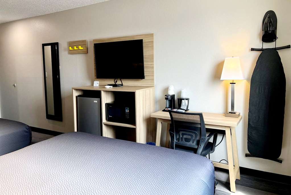 Super 8 by Wyndham Cedar Rapids - photo 11