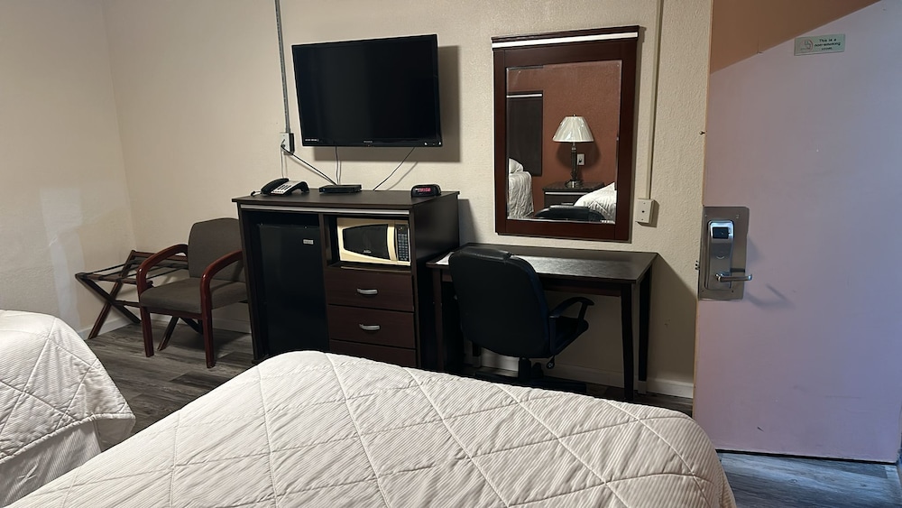 Deluxe Inn Of Roswell - photo 13
