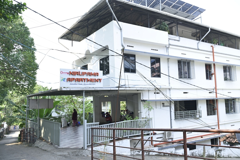 Nirupama Hotel Aluva 700 Mtr From Aluva Railway Station in Alwaye, India
