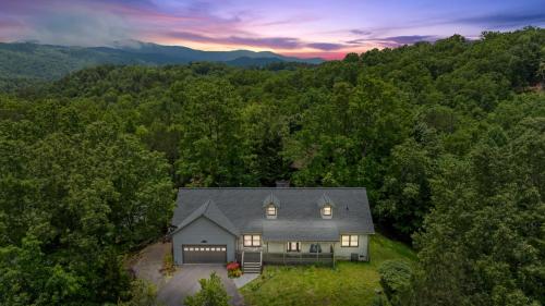 12 Min to Downtown Sleeps 16 Hot Tub Fire Pit in Blue Ridge, United States