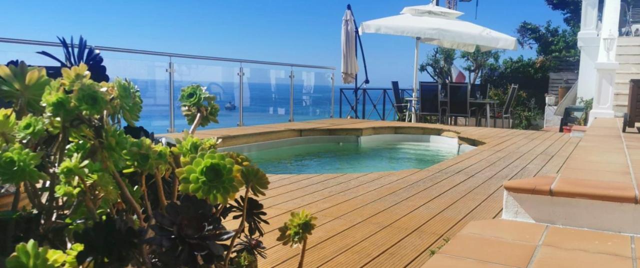 Vue Magnifique Piscine Privee Chauffee Et Sauna a 10min de Monaco — 4-Star Luxury Hotel in Roquebrune-Cap-Martin, France