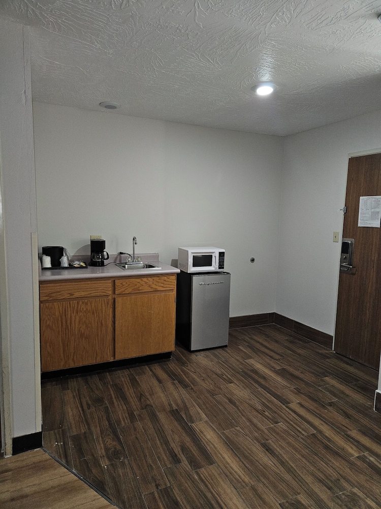 Super 8 by Wyndham Beaver UT - photo 5