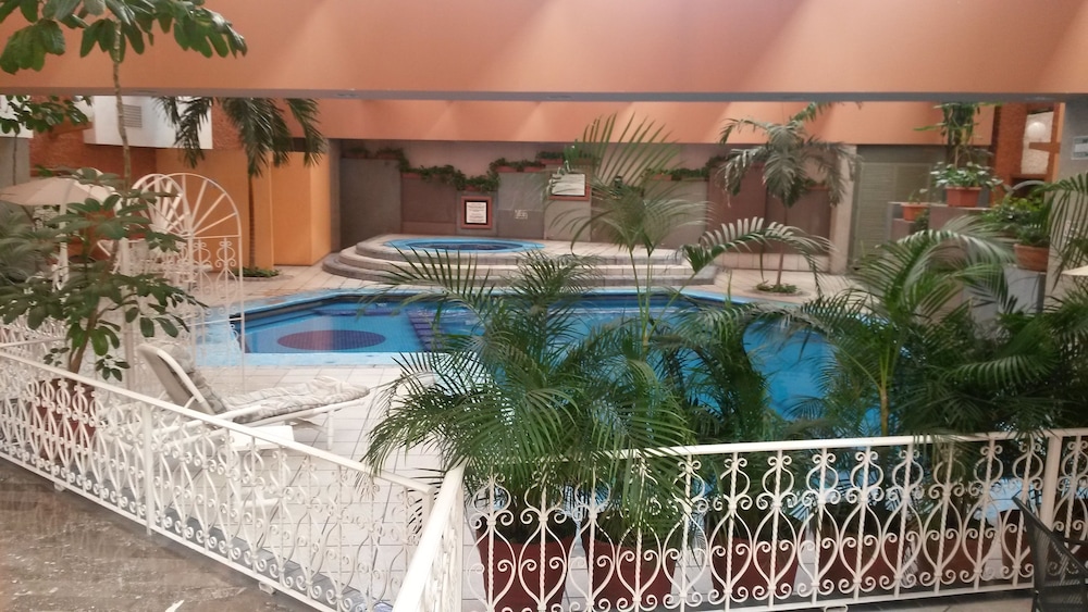 Indoor/outdoor pool