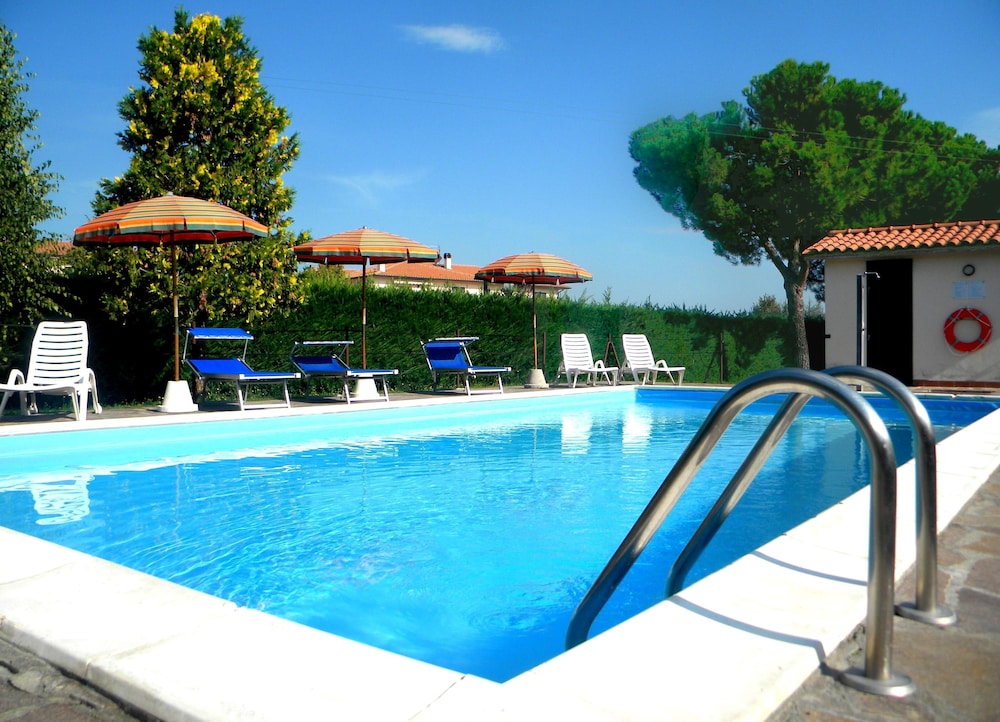 Agriturismo La Piana — 4-Star Luxury Hotel in Castiglione Del Lago, Italy