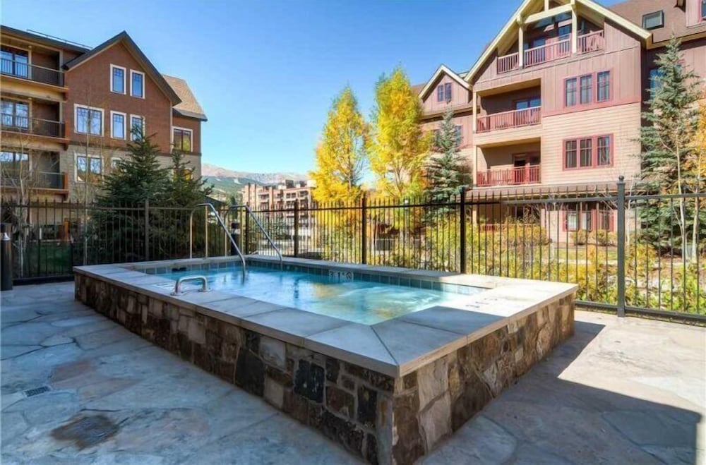 Luxury 3 Bedroom Breckenridge Vacation Rental With Stunning Mountain Views Just Steps From Historic Main Street — 4-Star Luxury Hotel in Breckenridge, United States