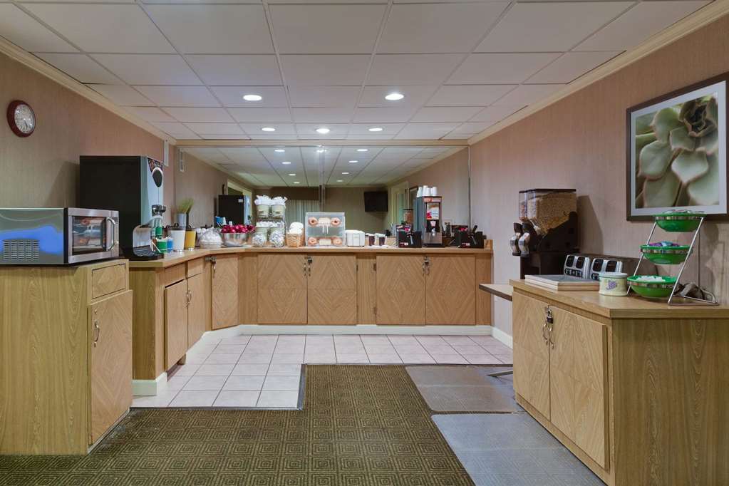 La Quinta Inn & Suites by Wyndham Lakeland East - photo 25