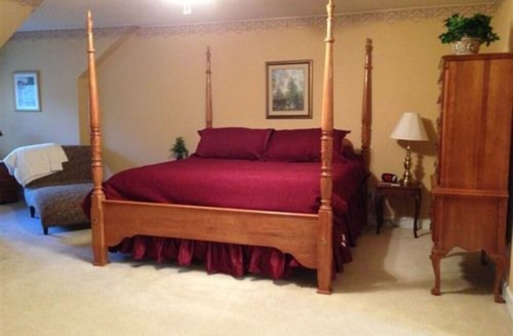 Swan Song Inn — Marshfield — photo 5