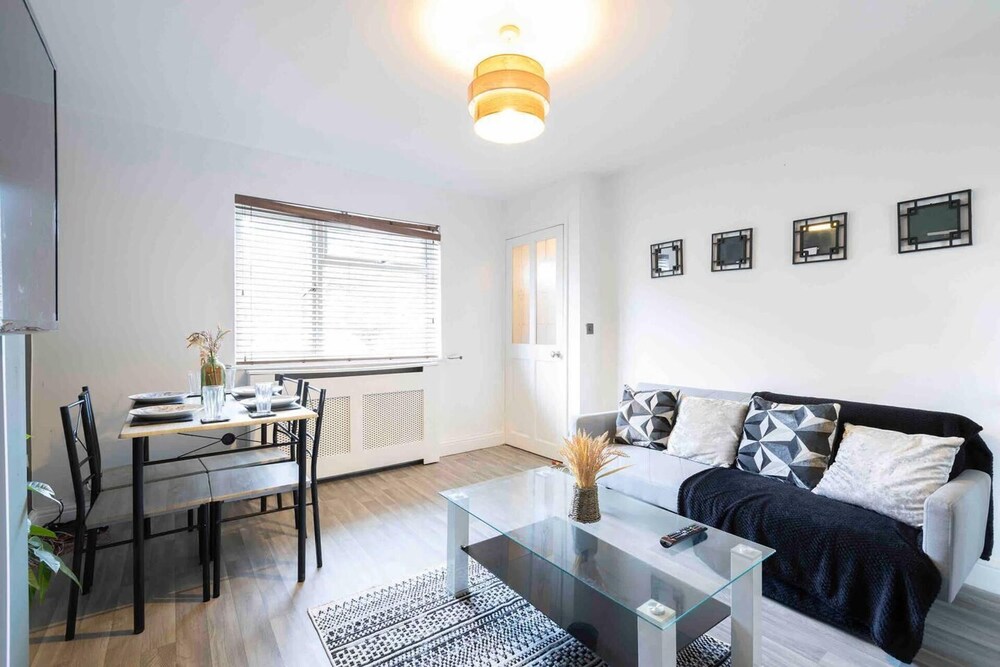 Modern Leeds 3 Bedroom Stay Free WiFi & Parking Ideal for Families & Contractors — 4-Star Luxury Hotel in Leeds, United Kingdom