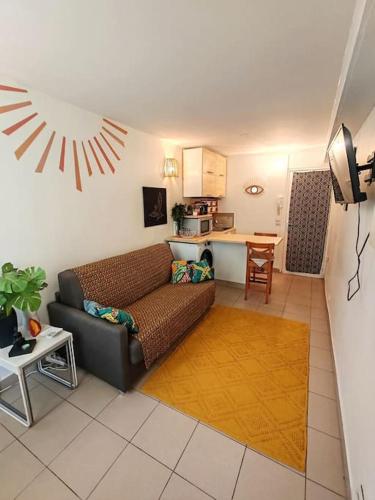 Le Sunshine 2 People Studio & Todler Cosy Porte Des Lilas in Le Pre-Saint-Gervais, France