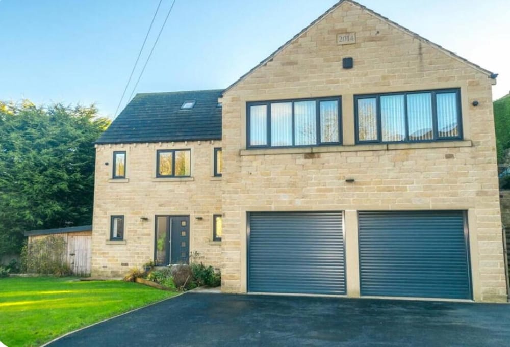 12 Guests Hot Tub Free Parking in Huddersfield in Huddersfield, United Kingdom