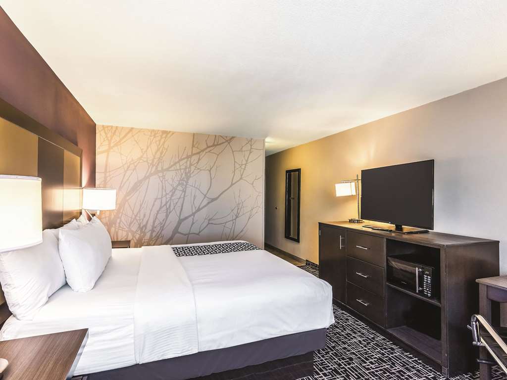 La Quinta Inn & Suites by Wyndham Colorado Springs North - photo 22