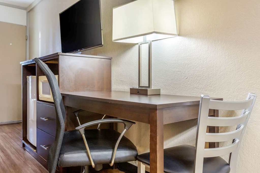 Econo Lodge Shorewood - photo 21