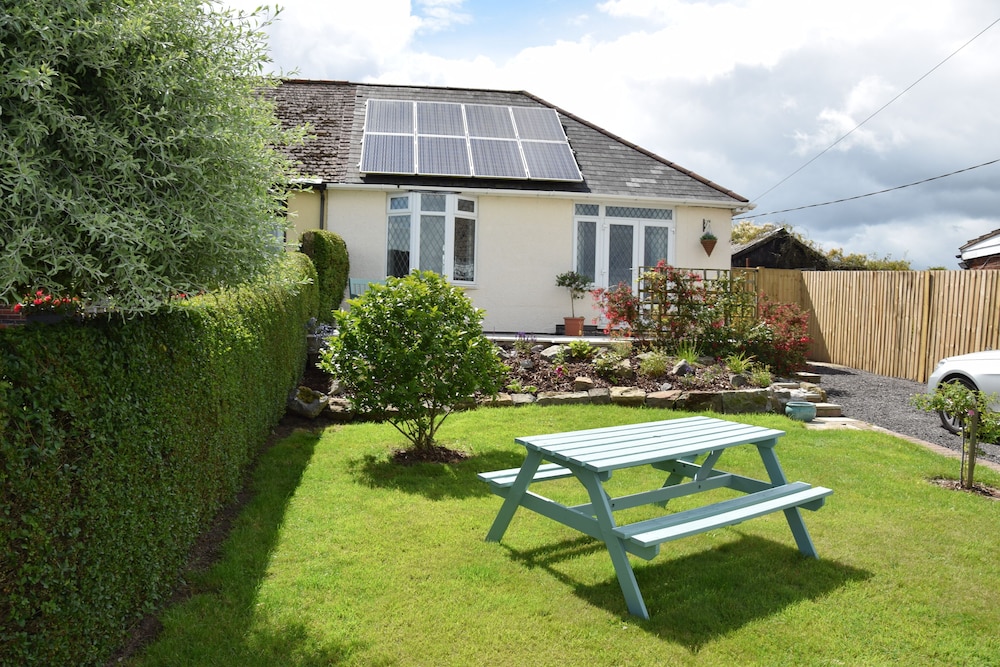 2 Bed Cottage Sleeps4 Garden Bbq — 4-Star Luxury Hotel in Tibshelf, United Kingdom