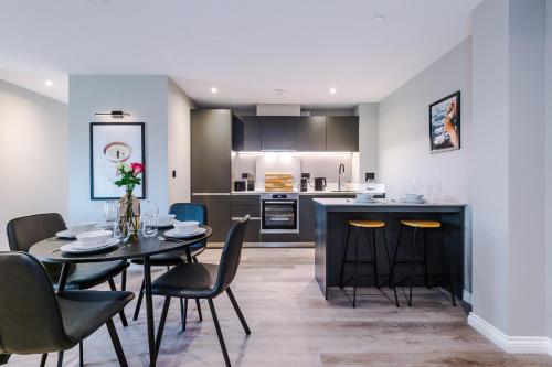 Premium 3 Bed Apartment City Centre Free Parking — 4-Star Luxury Hotel in Leeds, United Kingdom