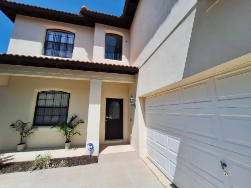 Spacious 5 bdrm 4 bth pool home game room New Year special close to Disney Epic Universe Spring Break Special — 4-Star Luxury Hotel in Kissimmee, United States