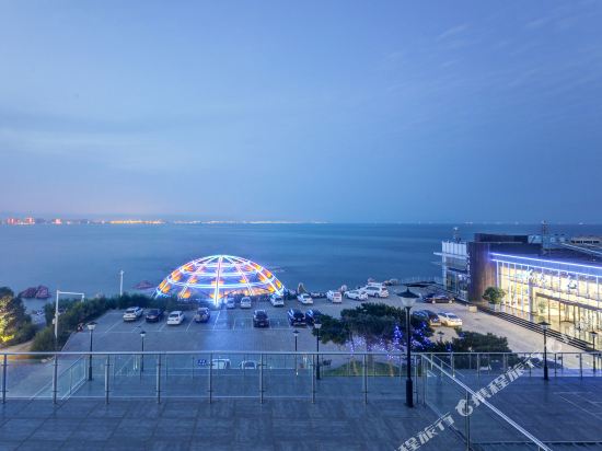 Ocean melts into the sky — 4-Star Luxury Hotel in Qinhuangdao, People's Republic of China