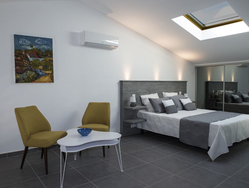 Gite Les Courlis — 4-Star Luxury Hotel in Tarascon, France