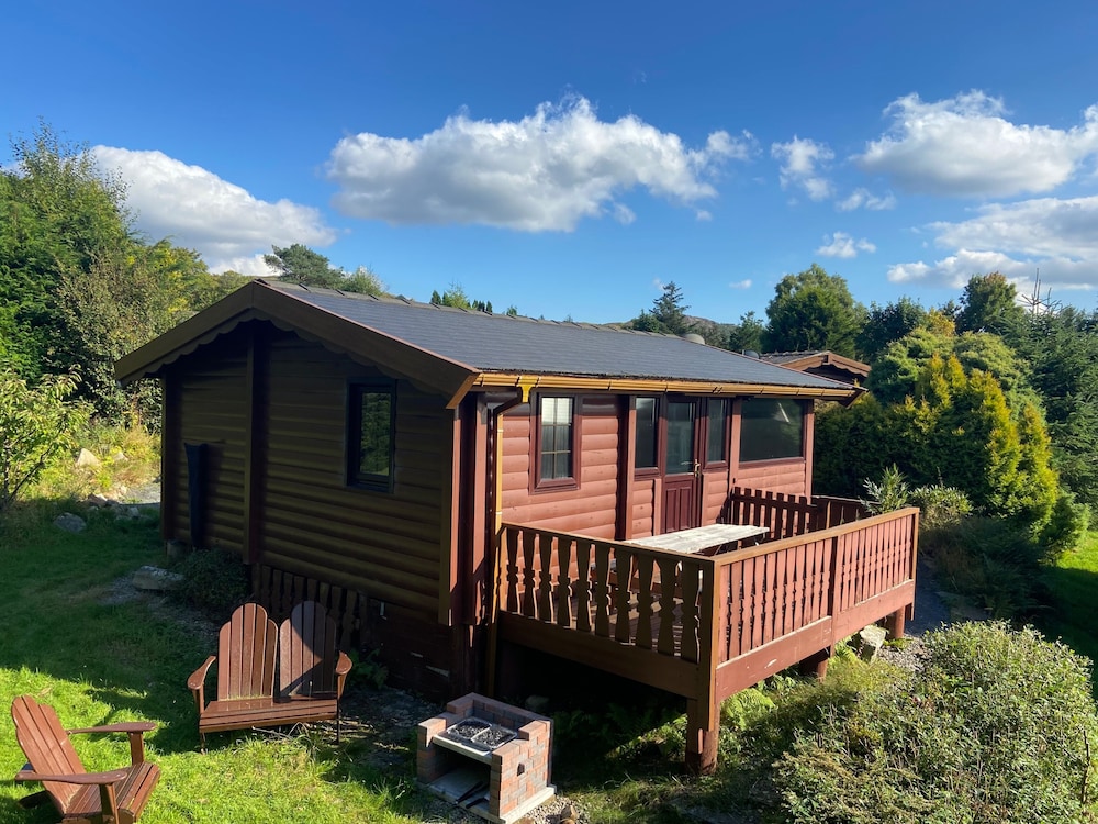 Cosy 2 bedroom Log Cabin in Snowdonia Cabin151 — 4-Star Luxury Hotel in Trawsfynydd, United Kingdom