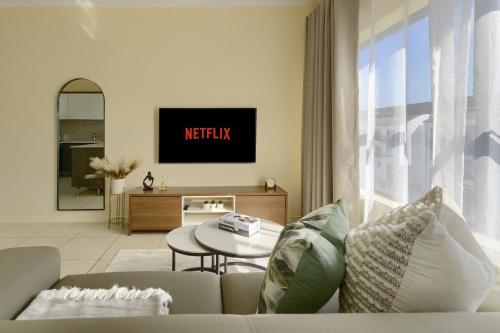 Chic & Cozy Apartment with Pool Gym & Balcony The Sandown — 4-Star Luxury Hotel in Cape Town, South Africa