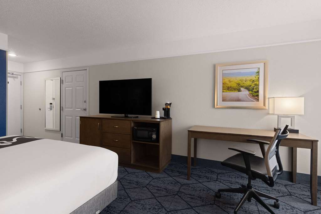 La Quinta Inn and Suites by Wyndham at WaTiki Waterpark - photo 27