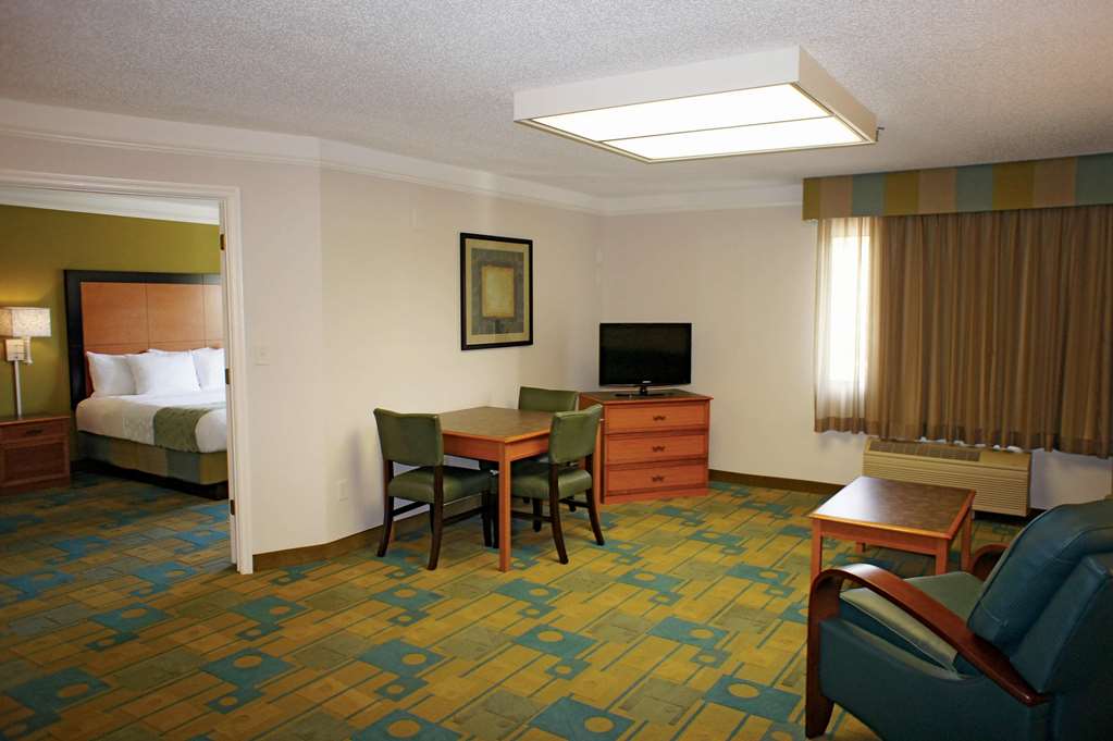 La Quinta Inn & Suites by Wyndham St. Pete Clearwater Airpt - photo 41