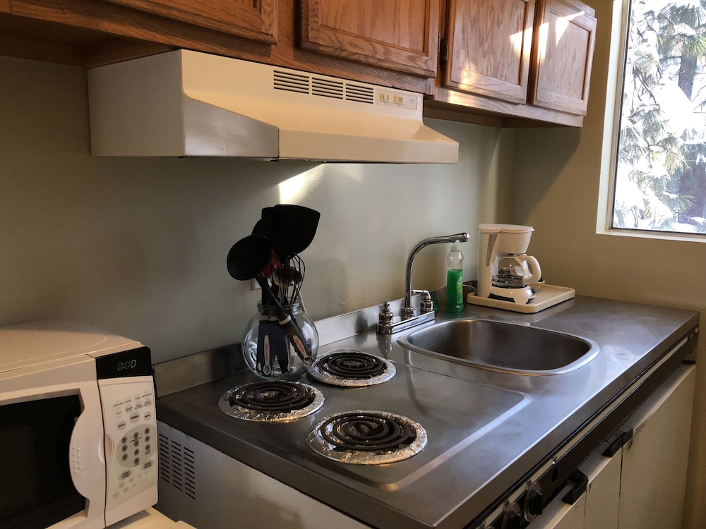 Cedar Inn & Suites - photo 30