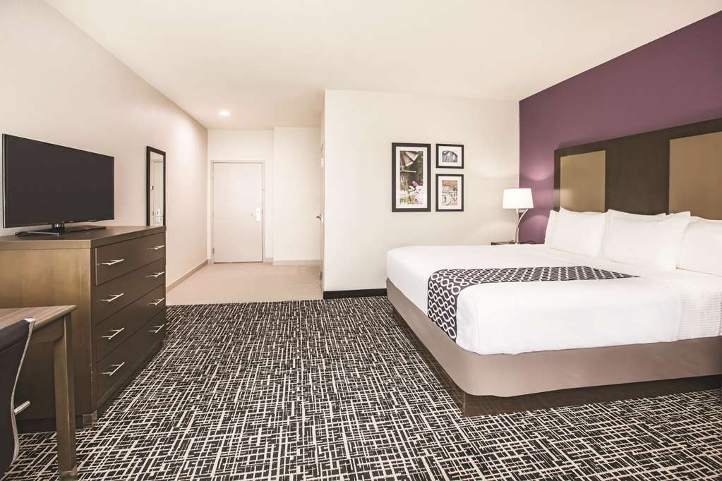 La Quinta Inn & Suites by Wyndham Dallas Plano The Colony - photo 12