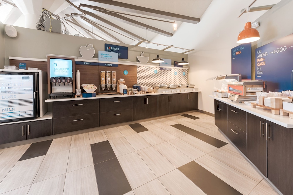 Holiday Inn Express Columbus Downtown by IHG - photo 38