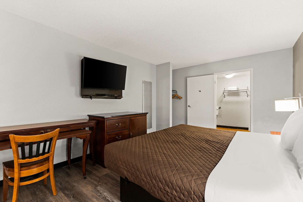 Rodeway Inn Brooklawn NJ - photo 14