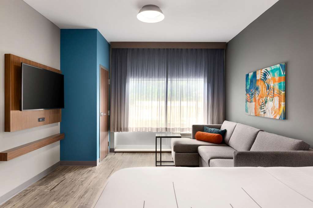 La Quinta Inn & Suites by Wyndham Brunswick Golden Isles - photo 14