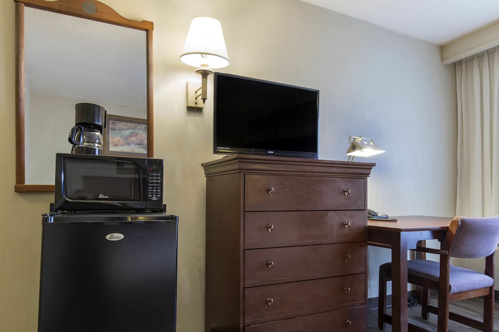 Lamplighter Inn & Suites South - photo 12