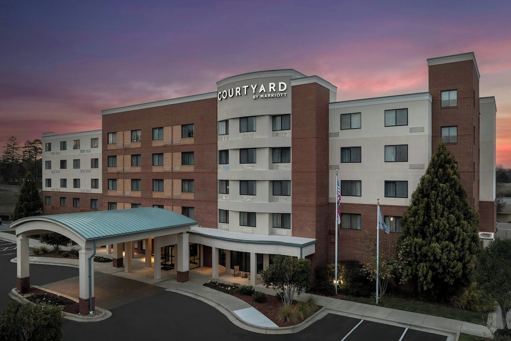 Courtyard by Marriott Greensboro Airport - carbon neutral hotel in Greensboro